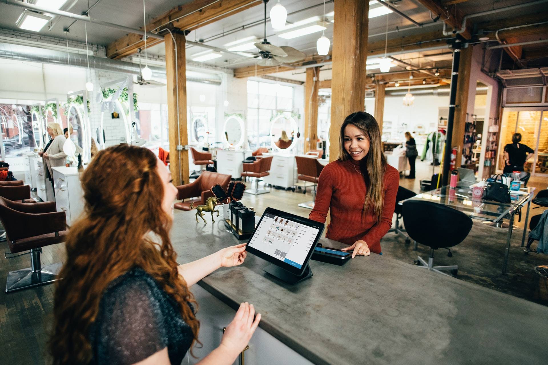 Receptionist accoglie i clienti
